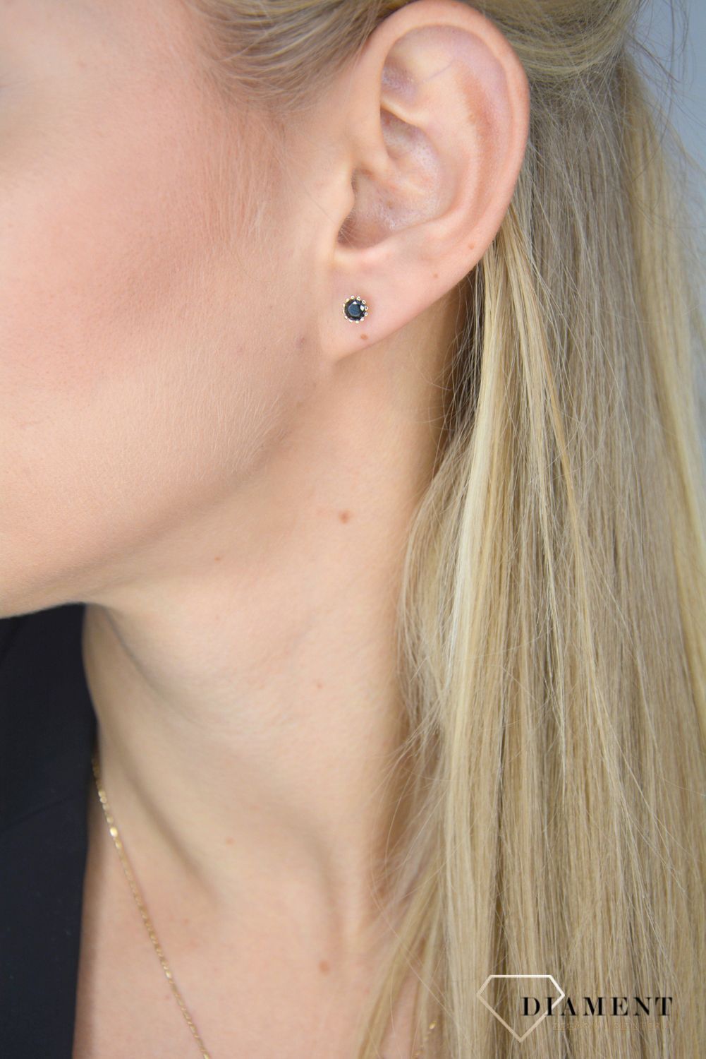 Złote kolczyki przy uchu 333 czarna cyrkonia KL 693C 333.jpg